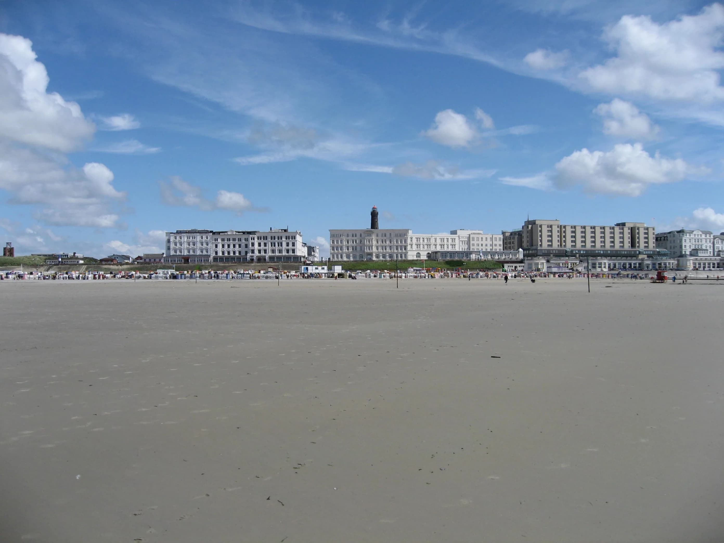 Borkums Strandpromenade mit dem Neuen Leuchtturm im Hintergrund